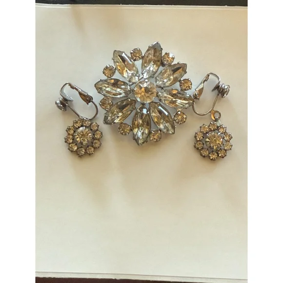 VINTAGE SILVERTONE CRYSTALS FLORAL BROOCH PIN with clip on earrings - Picture 1 of 13